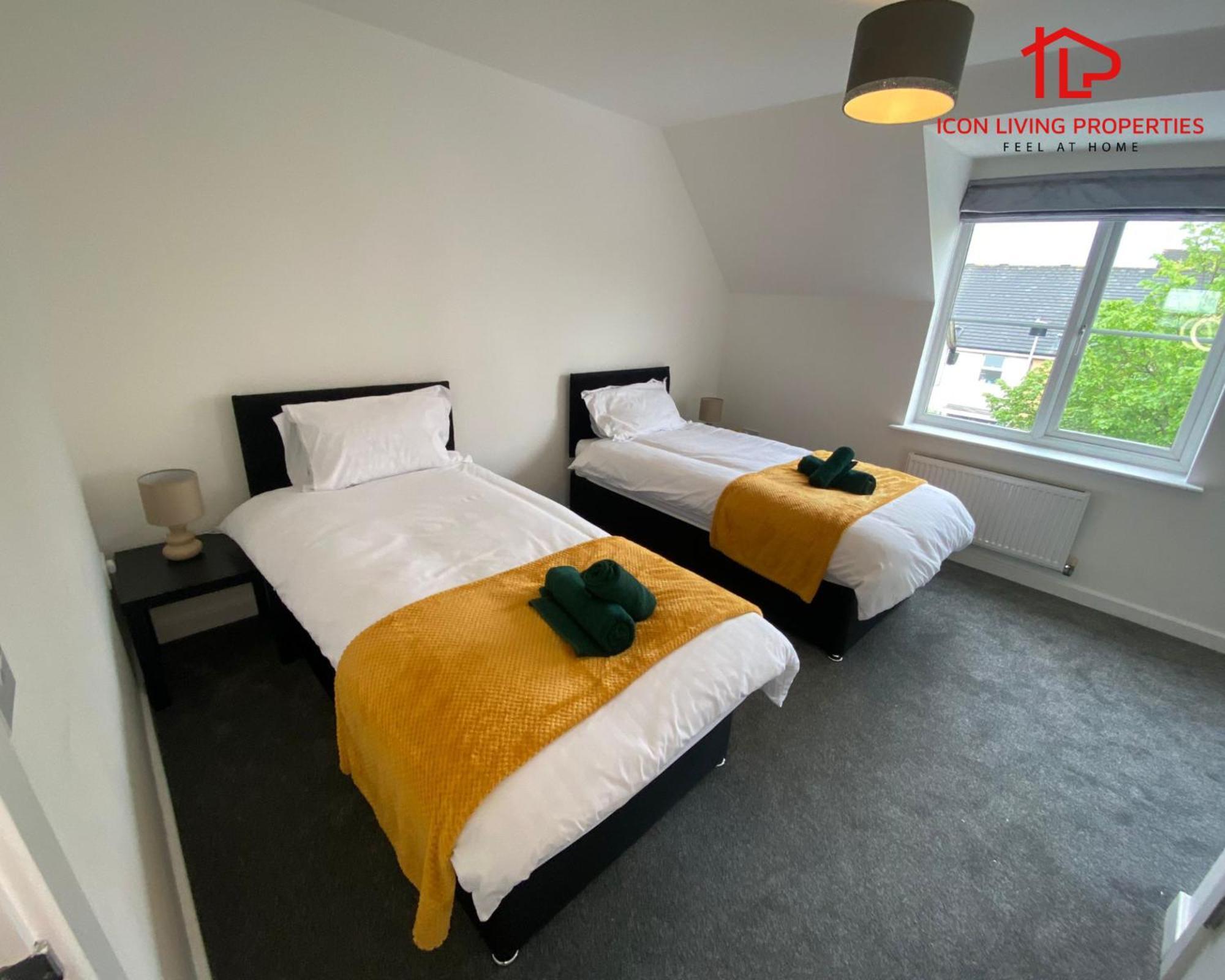 Modern Spacious 4 Bed House By Icon Living Properties Short Lets & Serviced Accommodation Reading With Free Parking Exterior foto